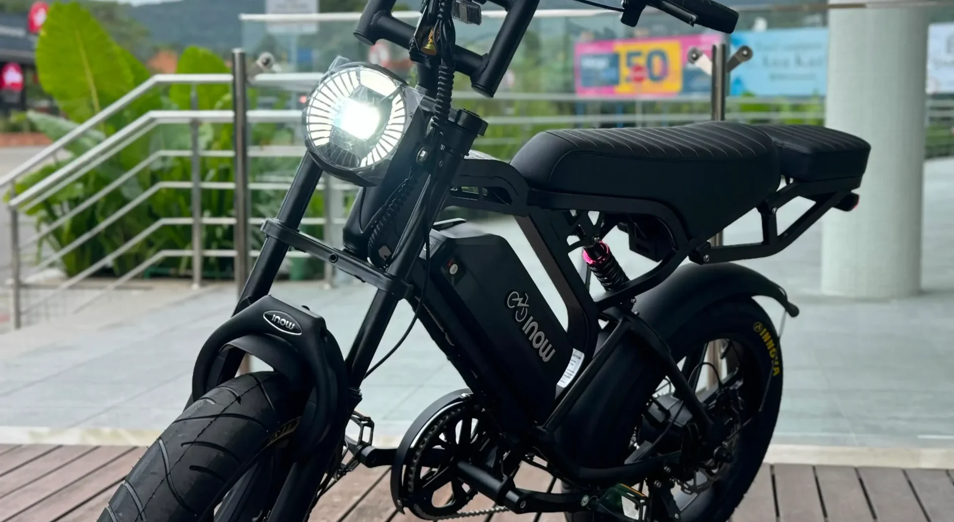 E-bike INOW preta estacionada em frente à Life Eletric
